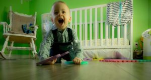 để trẻ xem tivi khi ăn - tác hại lớn