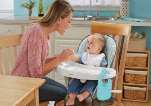 Cho bé ngồi cố định khi ăn