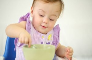 Để trẻ ăn cơm cùng gia đình