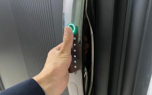 So sánh khóa vân tay với khóa mã số